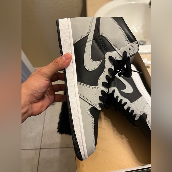 Jordan 1 Shadow - Picture 3 of 5